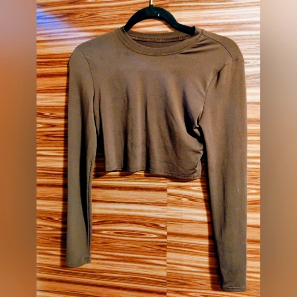 Athletic long sleeve crop tops